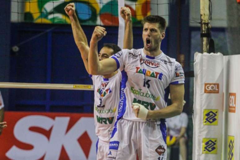 Éder comemora ponto durante vitória do Funvic Taubaté sobre Brasik Kirin na Copa Brasil  (Foto: Divulgação/CBV)