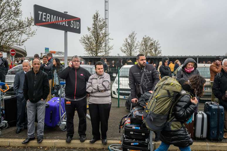 Aeroporto de Paris é evacuado após atentado