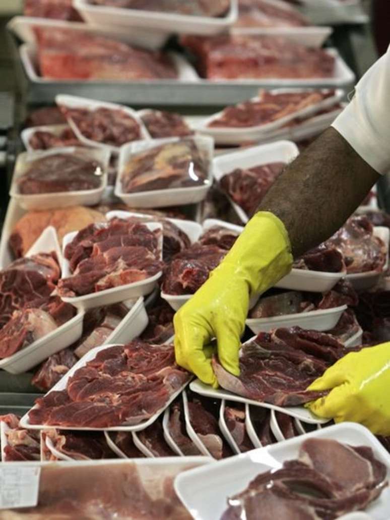 O aspecto físico da carne vencida era maquiado com produtos químicos e ou injetado com água