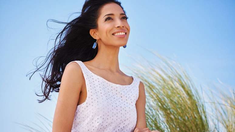 Afeg&atilde; foi descoberta por agente de modelos numa loja de roupas