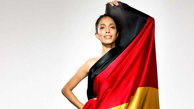 A escolha de Esmaeli para substituir Claudia Schiffer como rosto da Alemanha pode ser percebida tamb&eacute;m como um posicionamento pol&iacute;tico