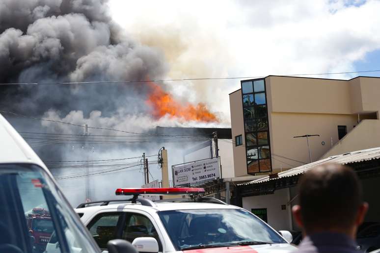 O Corpo de Bombeiros combate desde as 12h  de hoje (20) um incêndio em galpão no bairro Vila Nova Cachoeirinha, na zona norte de São Paulo. No local,  na Avenida Imirim, 3764, funciona uma loja de móveis. Não há vítimas.