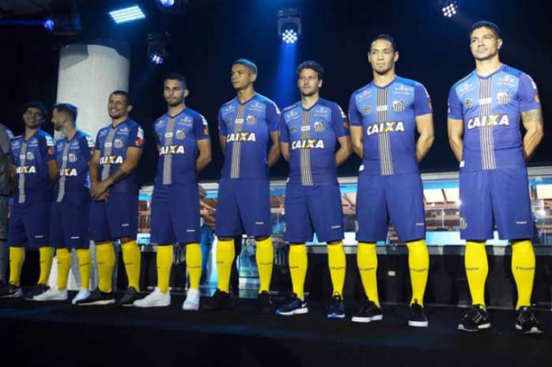 Em 2017, Caixa foi anunciada com terceiro uniforme (Foto: Pedro Ernesto Guerra Azevedo / Santos FC)