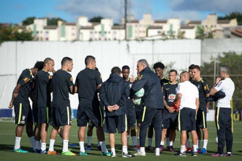Tite orientando jogadores no retorno ao CT do Corinthians (Foto: Pedro Martins / MoWA Press)