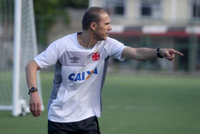 Milton orientou o posicionamento e conversou muitos com os atletas no treino (Foto: Paulo Fernandes/Vasco.com.br)