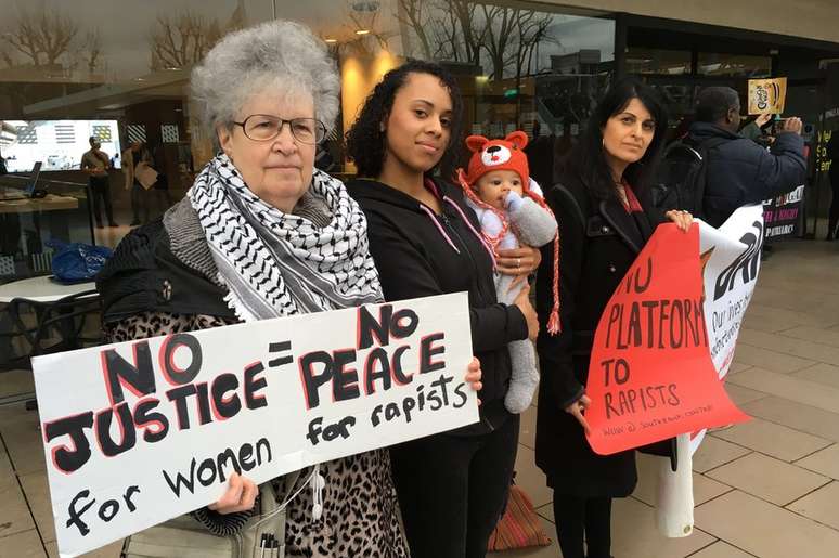 Diane Langford (à esquerda) participou dos protestos contra o ato em Londres