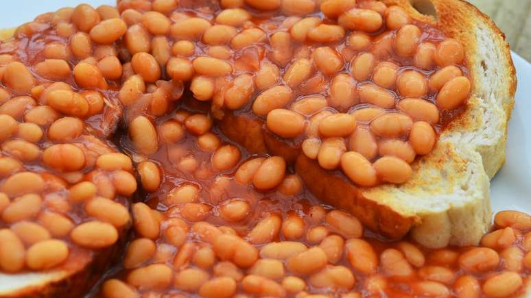 O feijão ao molho de tomate sobre torradas é um prato comum na cozinha britânica