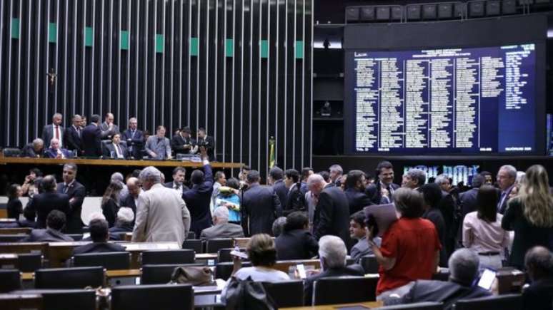 Autoridades se articulam para mudar forma como deputados são eleitos no Brasil; críticos a proposta falam em proteção contra a Lava Jato