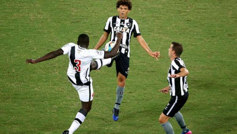 Camilo e Montillo disputando bola no meio-campo do clássico contra o Vasco (Foto: Satiro Sodré/SSPress/Botafogo)