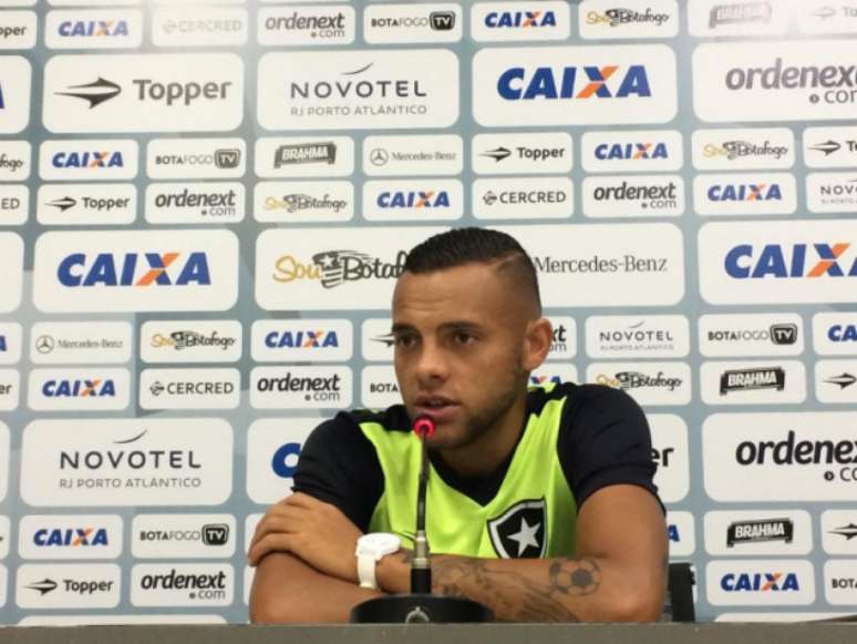 Guilherme durante entrevista coletiva nesta terça-feira, no Estádio Nilton Santos (Foto: Reprodução/Botafogo)