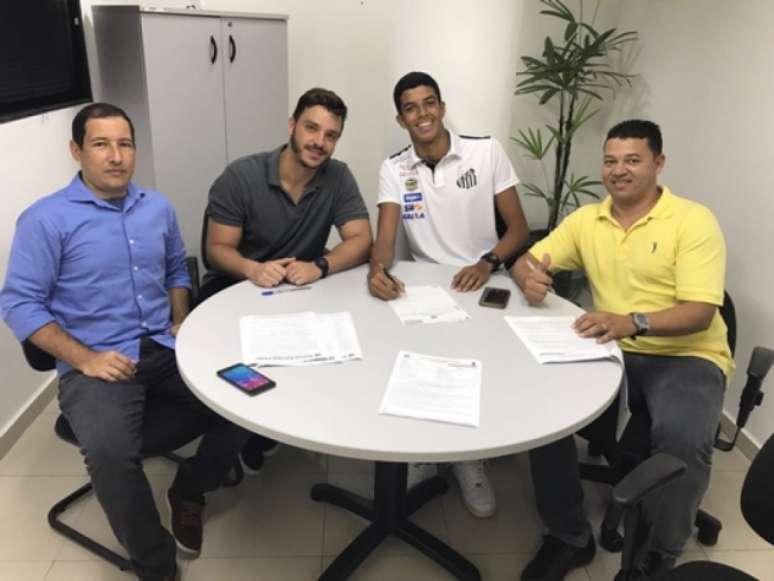 Jovem de 16 anos assinou contrato profissional com o Santos(Divulgação)