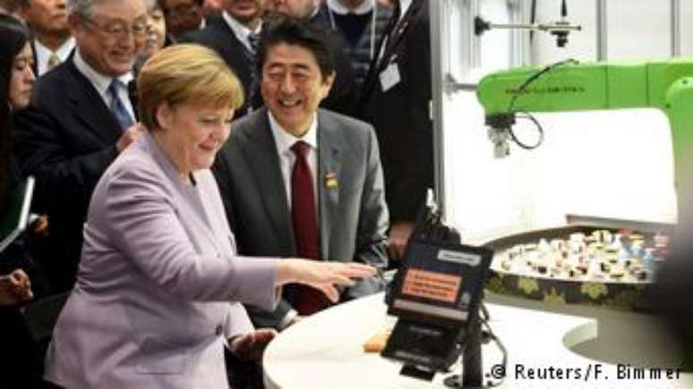 Chanceler alemã, Angela Merkel, visita Cebit, acompanhada do premiê japonês, Shinzo Abe