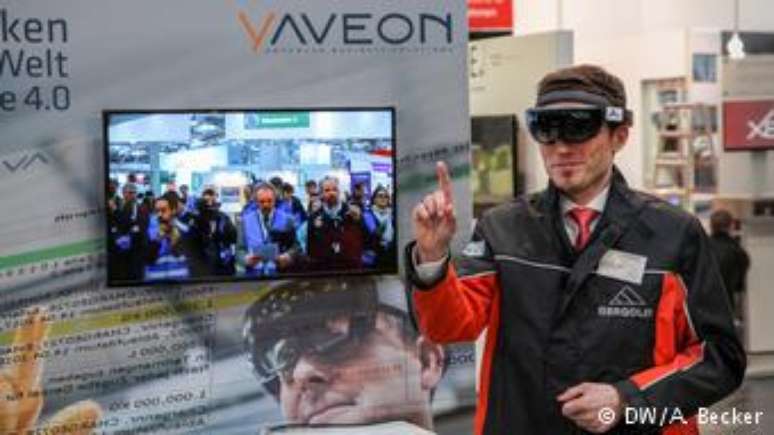 Funcionário demonstra uso de óculos de realidade virtual da Microsoft na indústria