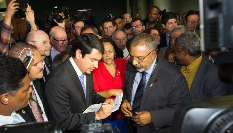 Senador Paulo Paim protocola o pedido da CPI da Previdência no Senado