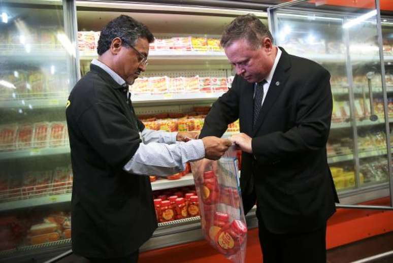 Ministro da Agricultura, Blairo Maggi, acompanha fiscalização de produtos em supermercado