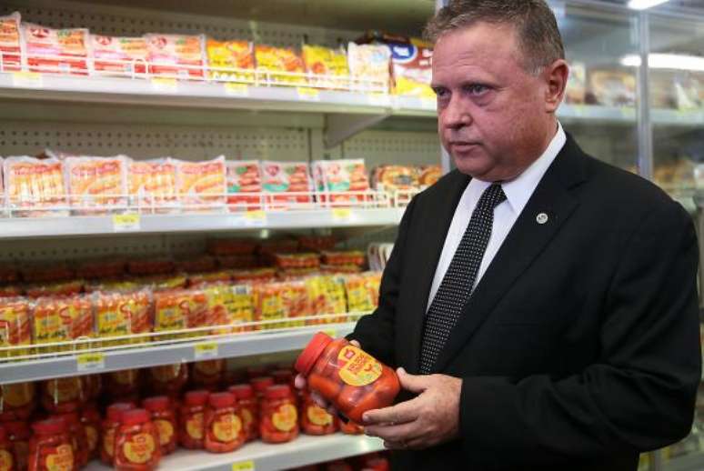 O ministro da Agricultura, Blairo Maggi, acompanha fiscalização de produtos de carne em supermercado em Brasília