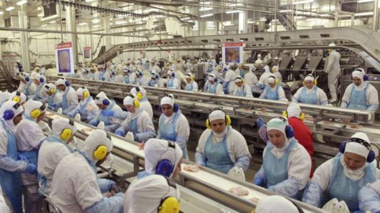 Fábrica de carne processada em Lapa, no Paraná, recebe inspeção