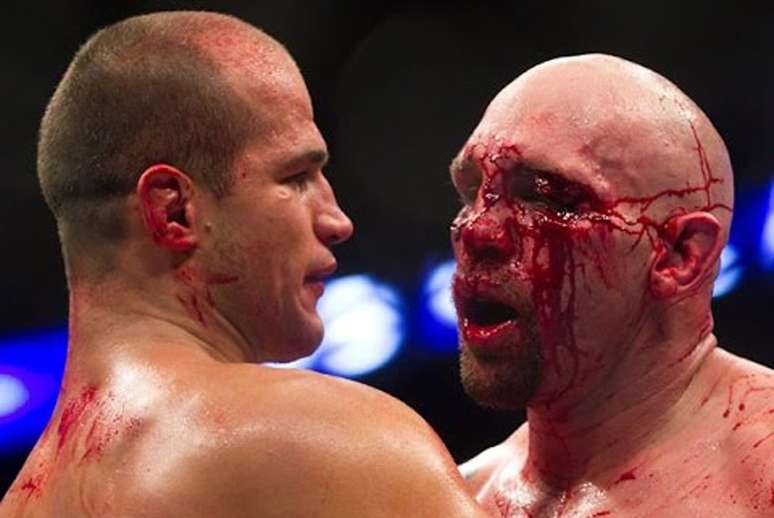 Junior Cigano aplicou verdadeira surra sangrenta em Shane Carwin, em 2011