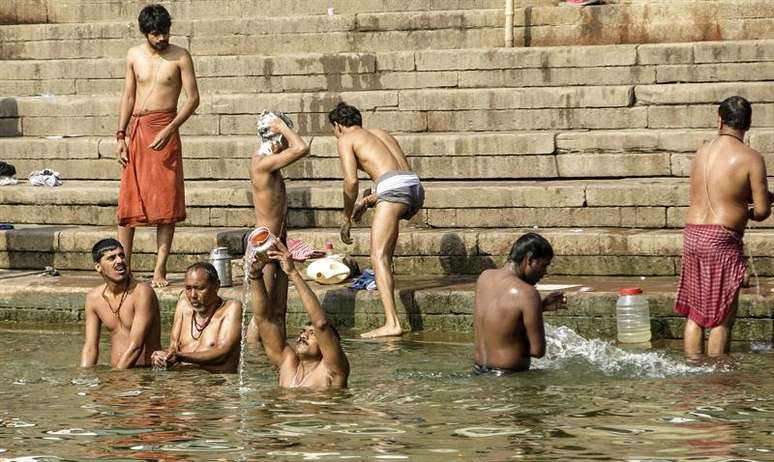 Devotos mergulham no Ganges na busca pela salvação sem saber que cada gota dele é tóxica.