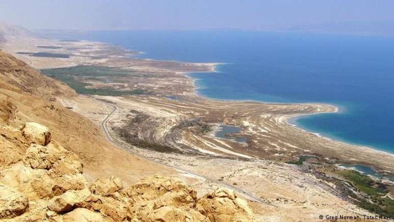 Margens vão crescendo à medida que o Mar Morto encolhe de tamanho