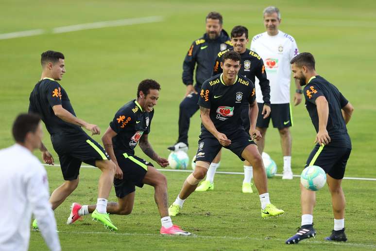 Jogadores do Brasil dão risada em momento descontraído do treino da Seleção Brasileira para o jogo contra o Uruguai pelas Eliminatórias