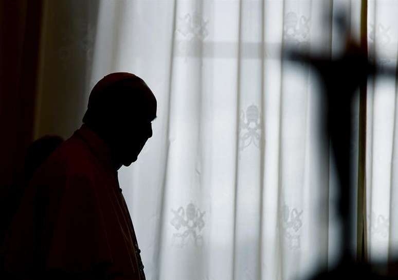 Na imagem, silhueta do Papa Francisco na Cidade do Vaticano