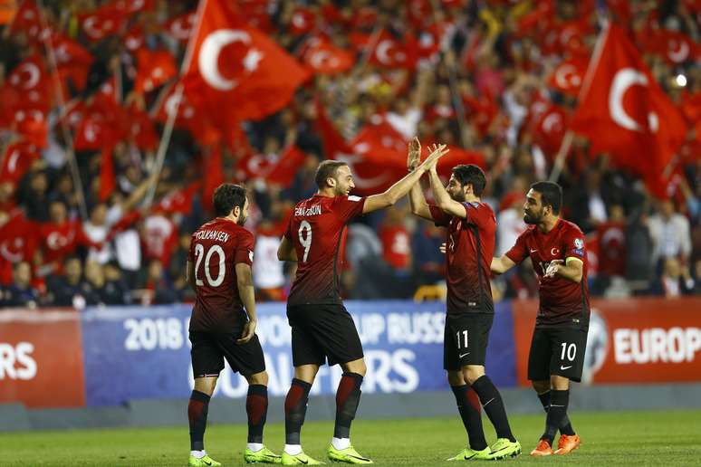 Jogadores turcos comemoram a vitória