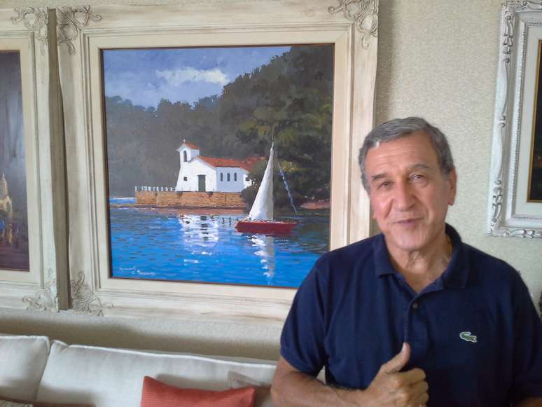 Parreira, que atendeu à reportagem do Terra em sua residência no Rio de Janeiro, posa à frente de um dos vários quadros que pintou