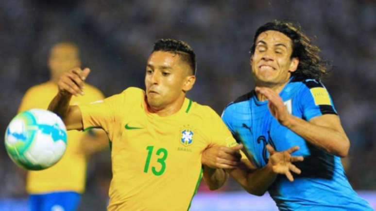 Marquinhos disputa bola com Cavani no Centenário (Foto: AFP)