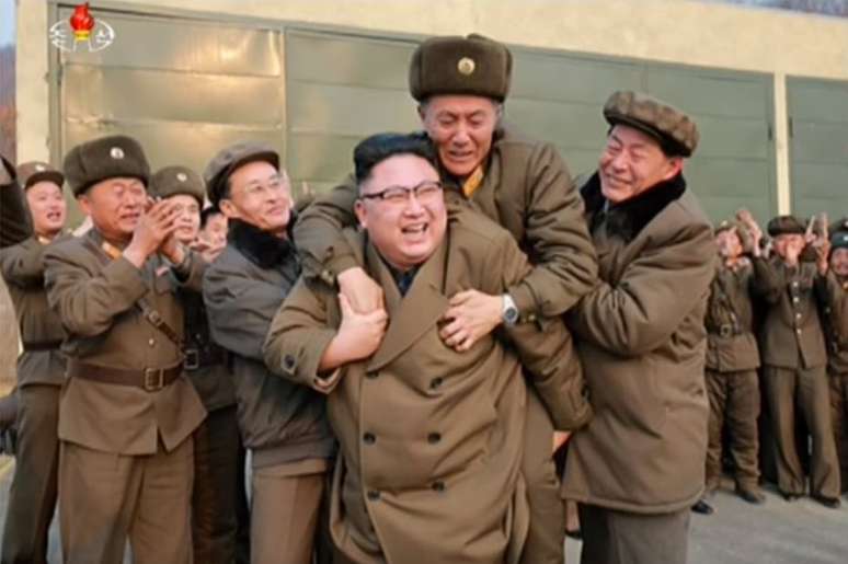 Militar parece tomado pela emoção ao pular nas costas do líder norte-coreano