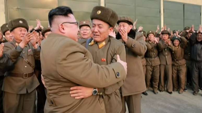 Em outra foto, o mesmo militar aparece sendo abraçado por Kim Jong-un