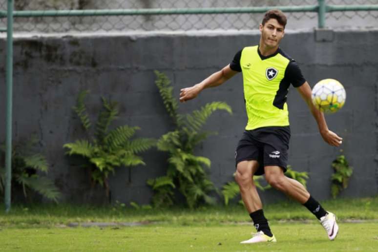 Lateral-direito tem sido o titular do Botafogo nesta sequência (Foto: Vitor Silva/SSPress/Botafogo)