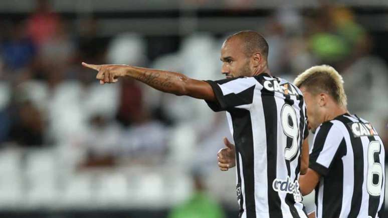 Roger chegou ao Botafogo para ser titular do comando de ataque. Fez dois na quinta (Vitor Silva /SSPress/Botafogo)