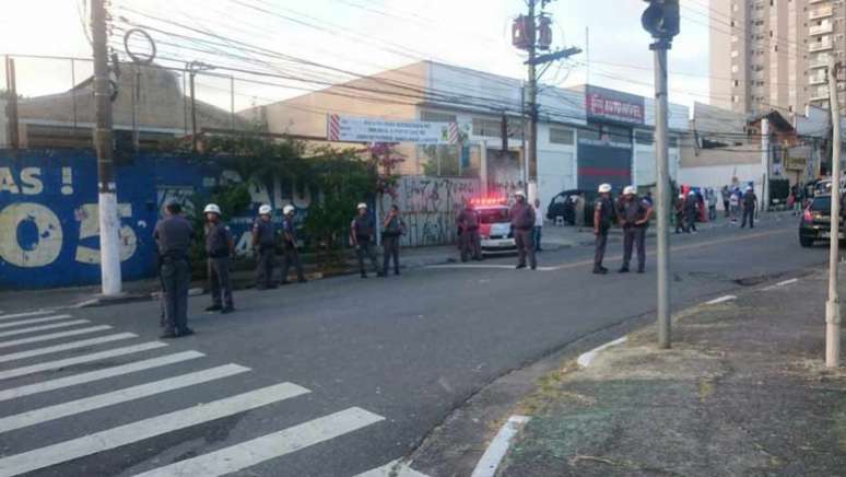 Polícia fez barreira para separar torcedores após tumulto (Foto: Guilherme Amaro)