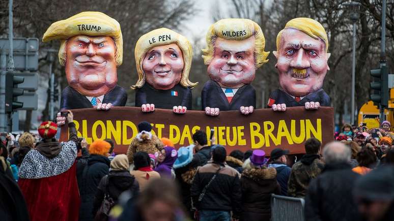 Em um protesto na Alemanha, bonecos de Donald Trump, os representantes da extrema direita na França, Marine Le Pen e na Holanda, Geert Wilders, além de Adolf Hitler eram levados pelos manifestantes