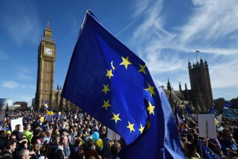 Milhares de pessoas vão às ruas de Londres contra o Brexit 
