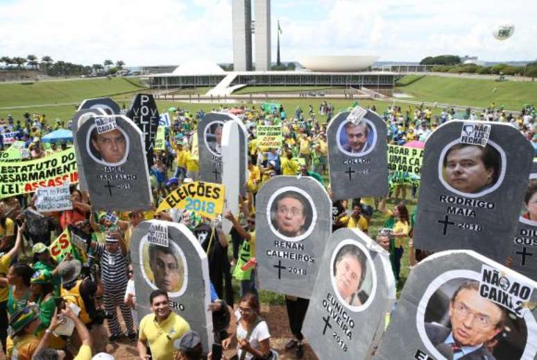 Em Brasília, manifestantes fizeram enterro simbólico &quot;da velha política&quot;  