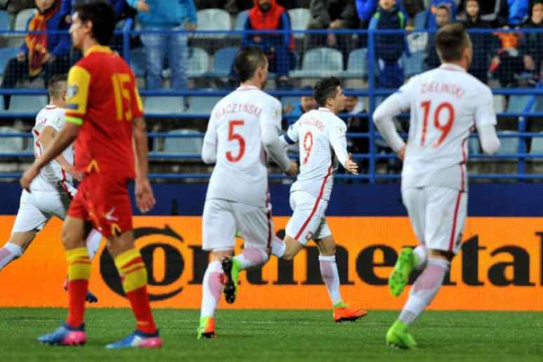 Lewandowski fez de falta o primeiro gol da Polônia (Foto: Savo Prelevic / AFP)