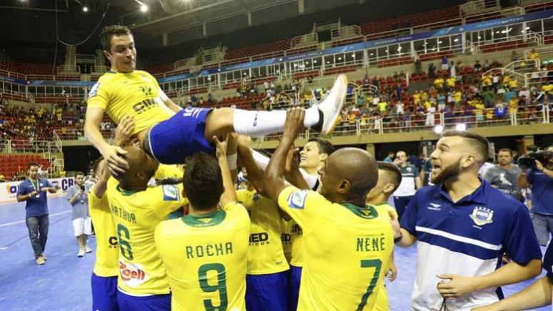 Falcão é celebrado pelos jogadores após vitória sobre a Colômbia (Foto:  NR Eventos/Divulgação)
