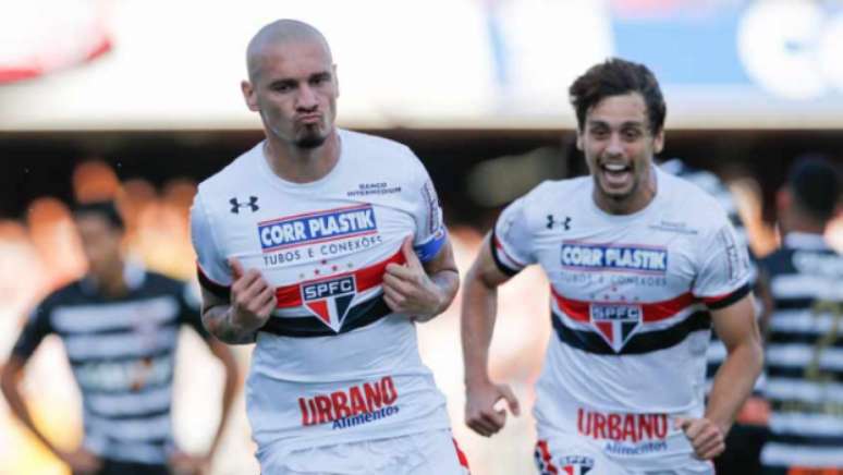 Maicon comemorou seu gol no clássico contra o Corinthians imitando uma galinha (Foto: Marcello Zambrana/AGIF)