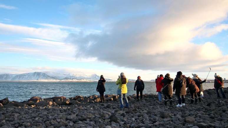 A população da Islândia é de 330 mil pessoas ; país recebeu mais de 1,5 milhão de turistas em 2016