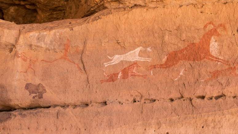 A arte rupestre, como esta de Wadi Tashwenat, na Líbia, é prova da existência de grandes mamíferos no chamado 'Saara verde', dizem os pesquisadores