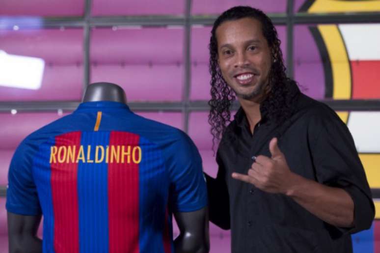 Ronaldinho vestirá novamente a camisa blaugrana (Foto: Josep Lago / AFP)