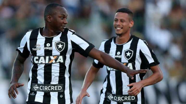 Sassá bateu pênalti sofrido por Fernandes e fez seu segundo gol na temporada (Foto: Vitor Silva/SSPress/Botafogo)