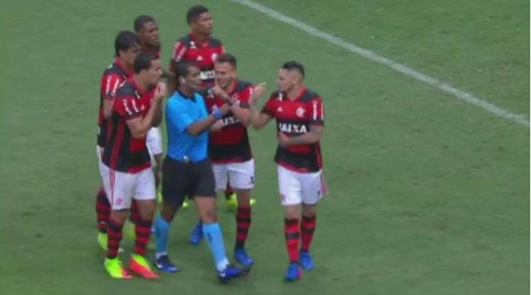 No finzinho de Fla 2x2 Vasco, Luiz Antônio Silva dos Santos marcou pênalti de Renê. Mas a bola tocou na barriga do rubro-negro