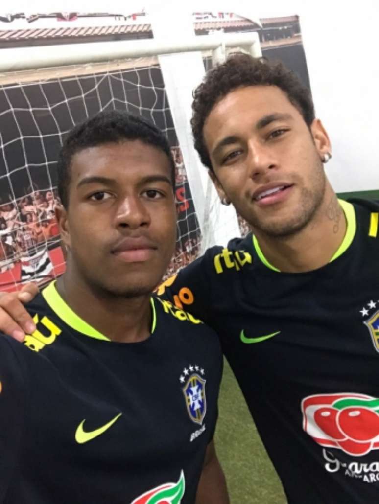 Atacante Léo Natel tieta Neymar após treino da Seleção (Foto: Divulgação)