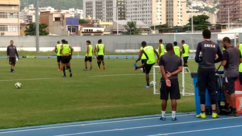 Dos titulares, nomes como Camilo, Montillo, Bruno Silva e Emerson Silva participaram do treino (Foto: Vinícius Britto)