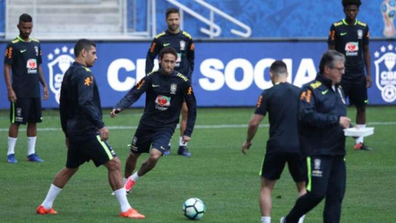 Seleção treinando na Arena Corinthians nesta segunda-feira (Foto: Pedro Martins / MoWA Press)