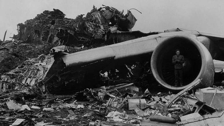 Acidente matou 583 pessoas após dois aviões colidirem.
