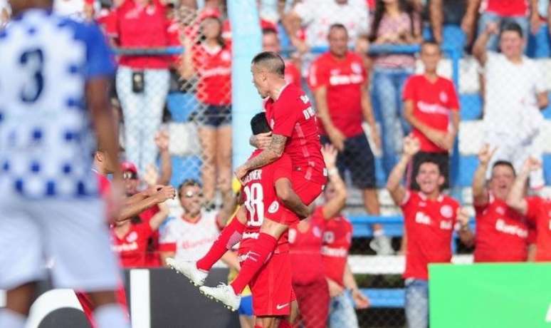 D'Alessandro comemora o gol de Brenner na vit&oacute;ria do Inter sobre o S&atilde;o Jos&eacute;